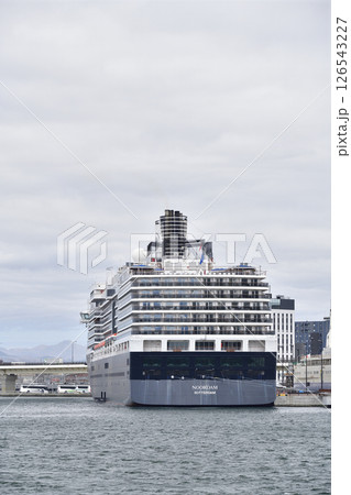 春の北海道函館市で函館港に寄港するクルーズ船ノールダム号の風景を撮影 126543227