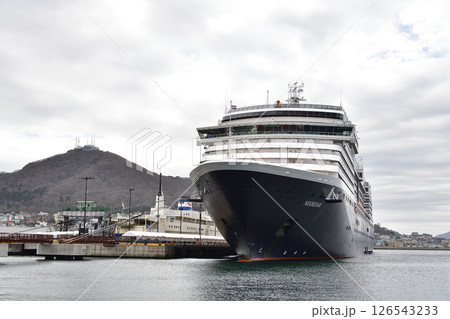 春の北海道函館市で函館港に寄港するクルーズ船ノールダム号の風景を撮影 春の北海道函館市で函館港に寄港するクルーズ船ノールダム号の風景を撮影 126543233