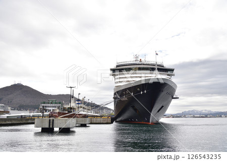 春の北海道函館市で函館港に寄港するクルーズ船ノールダム号の風景を撮影 126543235