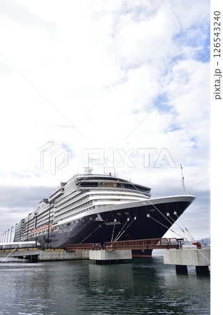 春の北海道函館市で函館港に寄港するクルーズ船ノールダム号の風景を撮影 126543240