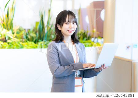 オフィスで働くビジネスウーマン オフィスで働くビジネスウーマン 126543881