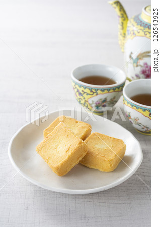 パイナップルケーキでティータイム パイナップルケーキでティータイム 126543925