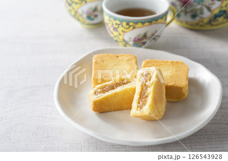 パイナップルケーキでティータイム 126543928