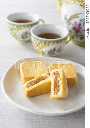 パイナップルケーキでティータイム 126543929