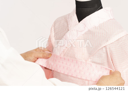 七五三 子供の晴れ着の着付け　7歳の女児の晴れ着の着付けをする工程 126544121