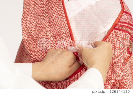七五三 子供の晴れ着の着付け 7歳の女児の晴れ着の着付けをする工程 七五三 子供の晴れ着の着付け 7歳の女児の晴れ着の着付けをする工程 126544130