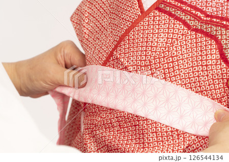 七五三 子供の晴れ着の着付け 7歳の女児の晴れ着の着付けをする工程 七五三 子供の晴れ着の着付け 7歳の女児の晴れ着の着付けをする工程 126544134