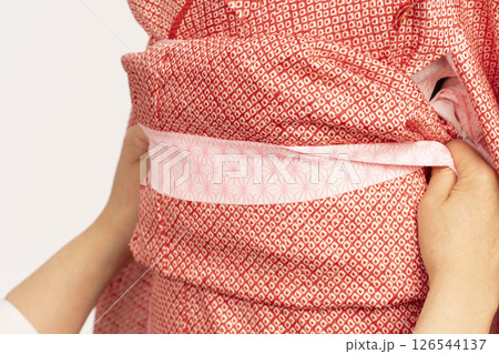 七五三 子供の晴れ着の着付け　7歳の女児の晴れ着の着付けをする工程 126544137