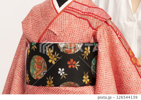 七五三 子供の晴れ着の着付け 7歳の女児の晴れ着の着付けをする工程 七五三 子供の晴れ着の着付け 7歳の女児の晴れ着の着付けをする工程 126544139