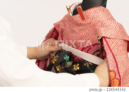 七五三 子供の晴れ着の着付け　7歳の女児の晴れ着の着付けをする工程 126544142