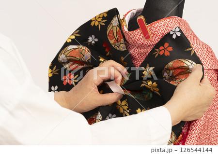 七五三 子供の晴れ着の着付け　7歳の女児の晴れ着の着付けをする工程 126544144