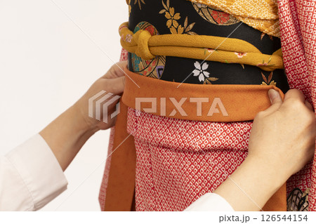 七五三 子供の晴れ着の着付け 7歳の女児の晴れ着の着付けをする工程 七五三 子供の晴れ着の着付け 7歳の女児の晴れ着の着付けをする工程 126544154