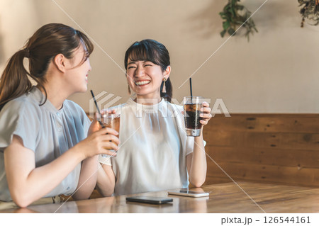カフェで女子会を楽しむドリンクを飲む若いアジア人女性 カフェで女子会を楽しむドリンクを飲む若いアジア人女性 126544161