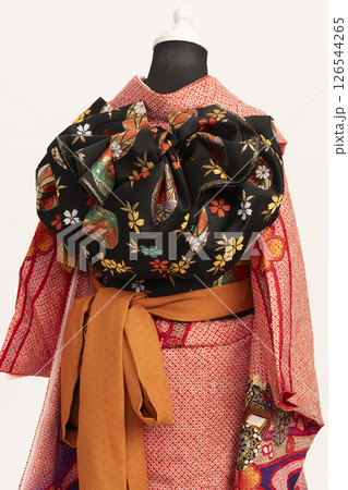 トルソーを使った七五三の子供の晴れ着の着付け　7歳の女児の晴れ着の着付け 126544265