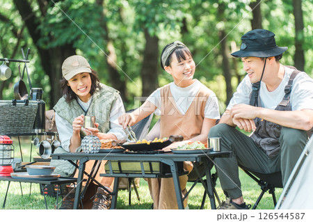 公園・キャンプ場でデイキャンプ・キャンプ・バーベキューを楽しむ仲良しのファミリー・親子 公園・キャンプ場でデイキャンプ・キャンプ・バーベキューを楽しむ仲良しのファミリー・親子 126544587