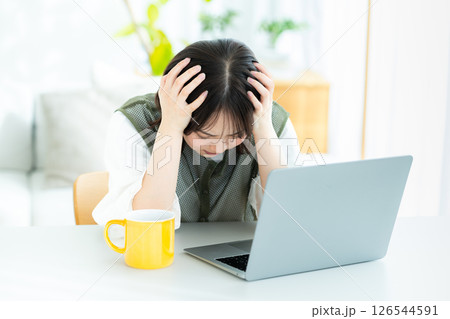 自宅でノートパソコンを操作する若い女性 126544591
