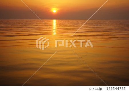 夕日に染まる海 126544785