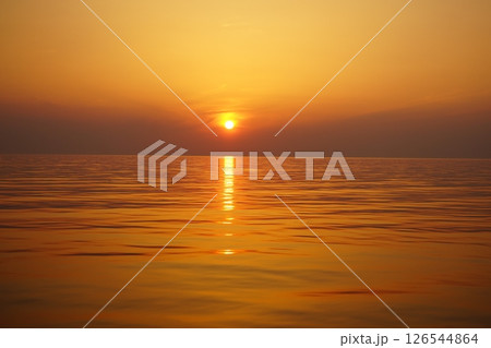 海に沈む夕日 海に沈む夕日 126544864
