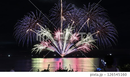 水面を鮮やかに彩る浦富海岸花火大会 126545160