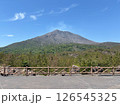 桜島の雄大な景色と新緑 126545325