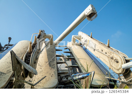 コンバインの刈り取り部と排出オーガ 126545384