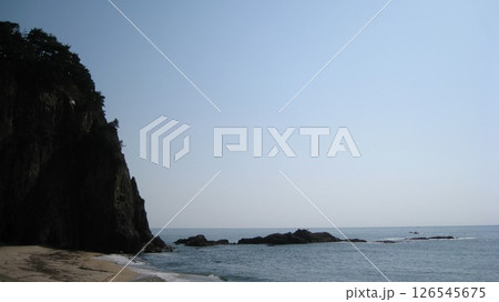 快晴の青空と青い海と海岸に突き出る岬 快晴の青空と青い海と海岸に突き出る岬 126545675
