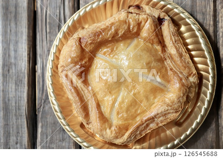 ホールのアップルパイ　焼き菓子 126545688