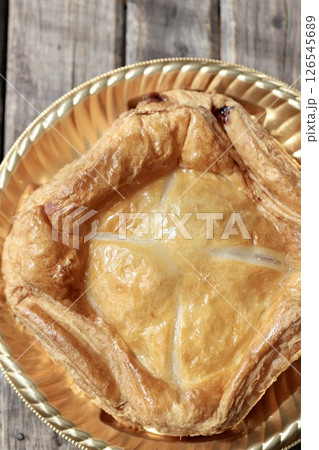 カットする前のワンホールのアップルパイ 焼き菓子 カットする前のワンホールのアップルパイ 焼き菓子 126545689