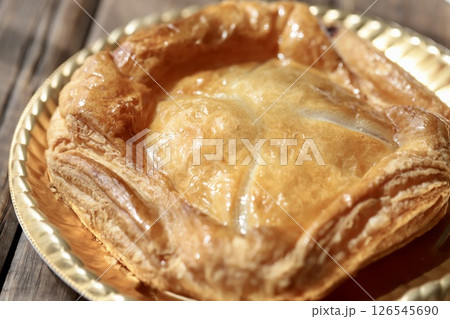 カットする前のワンホールのアップルパイ　焼き菓子 126545690