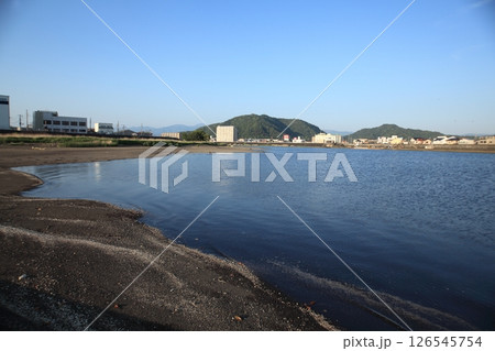 春の晴れた日の海岸 126545754