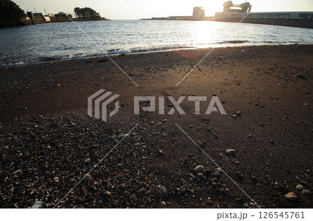 夕日に照らされる砂浜 夕日に照らされる砂浜 126545761