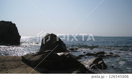 太陽で煌めく日本海と青空と島と砂浜の奇岩 太陽で煌めく日本海と青空と島と砂浜の奇岩 126545806