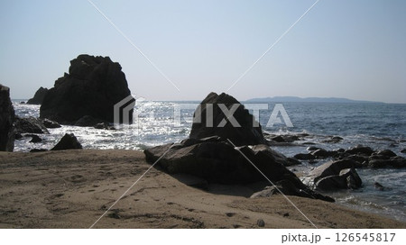 太陽で煌めく日本海と青空と島と砂浜の奇岩 太陽で煌めく日本海と青空と島と砂浜の奇岩 126545817