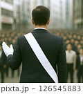 選挙活動中に街頭演説をする男性立候補者（背面） 126545883