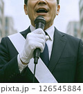 選挙活動中に街頭演説をする男性立候補者（正面） 126545884