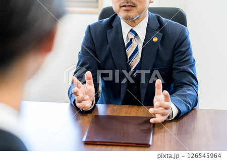 相談を受ける弁護士 126545964