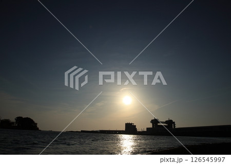 海に沈む夕日 126545997