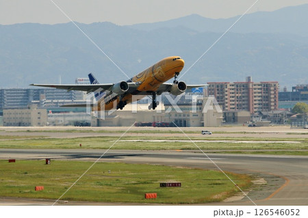 福岡空港を離陸した特殊塗装のANA B777 126546052