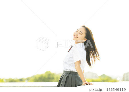 風を感じる女子高生 風を感じる女子高生 126546119