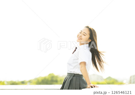 風を感じる女子高生 風を感じる女子高生 126546121