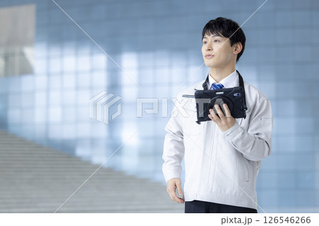 ビジネス　作業着を着ている男性のポートレート 126546266