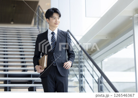 ビジネス スーツ姿の若い男性 ビジネス スーツ姿の若い男性 126546367