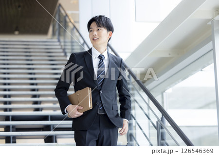 ビジネス　スーツ姿の若い男性 126546369