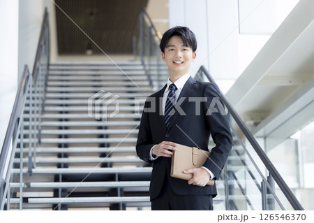 ビジネス　スーツ姿の若い男性 126546370