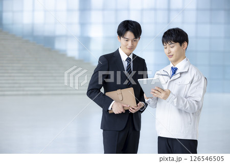 ビジネス タブレット見ながら話をしている若い男性 ビジネス タブレット見ながら話をしている若い男性 126546505