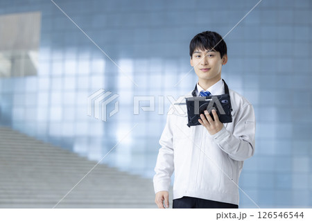 ビジネス 作業着を着ている男性のポートレート ビジネス 作業着を着ている男性のポートレート 126546544