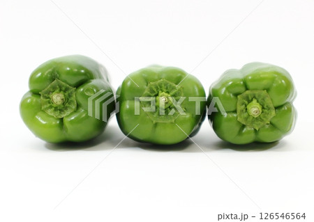 収穫されたばかりのピーマン、鮮度抜群 126546564