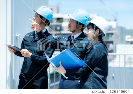 現場で働く作業員 126546604