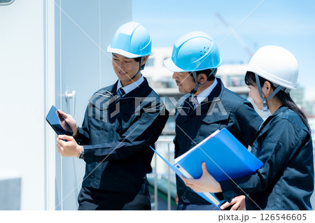 現場で働く作業員 現場で働く作業員 126546605