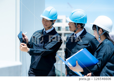 現場で働く作業員 126546606